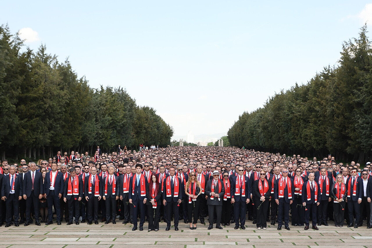 Koç Topluluğu 100. yılında Anıtkabir’i tam kadro ziyaret etti