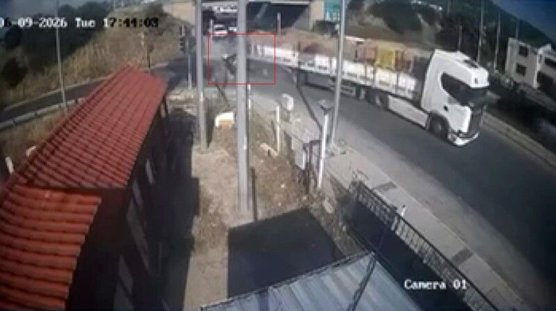 İzmir’de Feci Kaza! Otomobil Tırın Altına Girdi 1 Ölü (2)