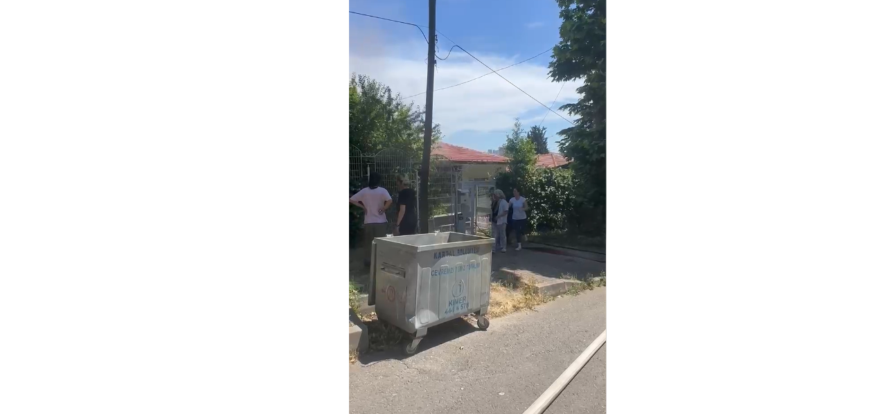 Kartal’da Feci Ev Yangını! Dumanlar Göğe Kadar Yükseldi Mahalle Sokağa Döküldü (1)