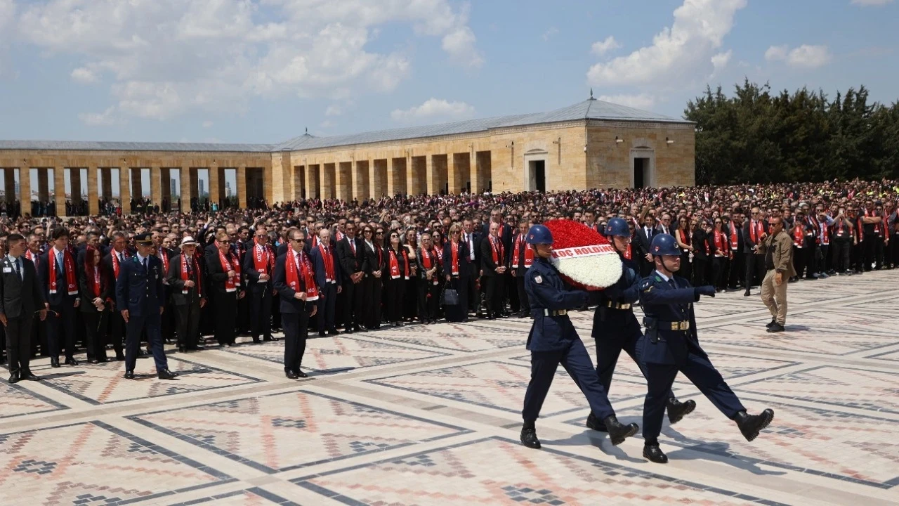 Koc Toplulugundan 100Uncu Yilda Anitkabir Ziyareti S4It