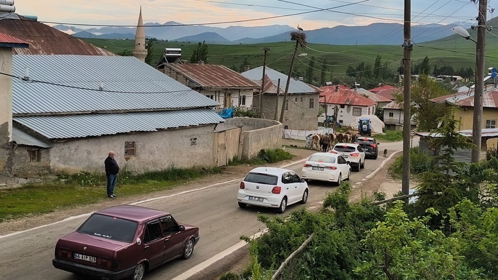 Köyün Ortasından Geçen Yol, Kabusa Döndü! Adanalı Yıllardır Çözüm Arıyor (2)