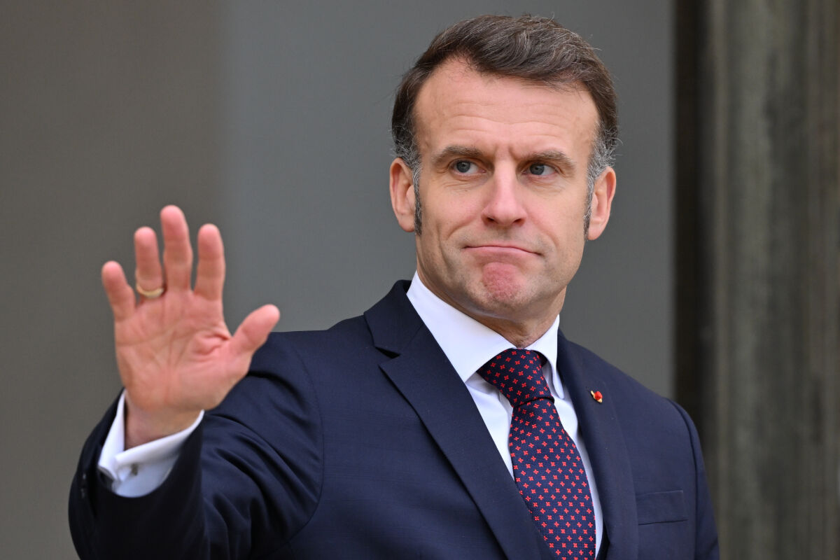 Macron12