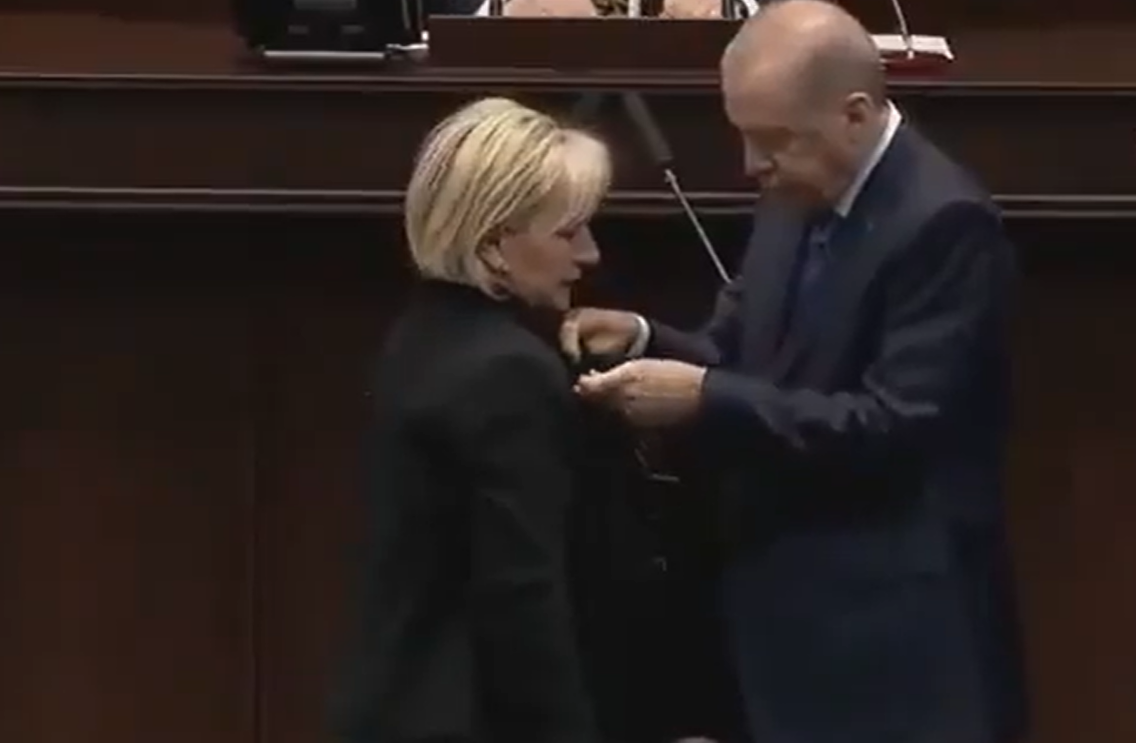 Nimet Özdemir, Ak Parti’ye Katıldı, Rozetin Erdoğan Taktı!