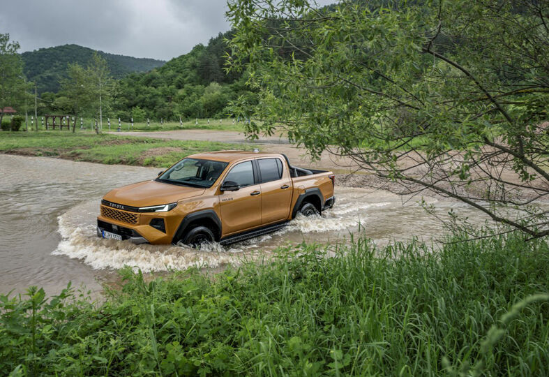 Toyota Hilux Hybrid 48V (2)