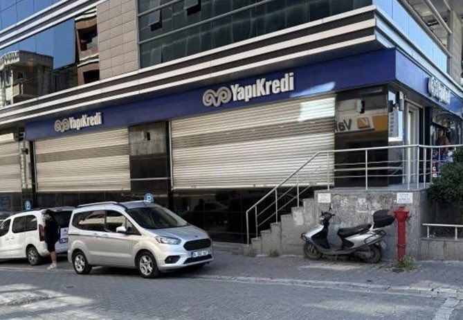 Yapı Kredi'ye saldırılar sürüyor... Bu kez de Esenyurt şubesi kuşunlandı