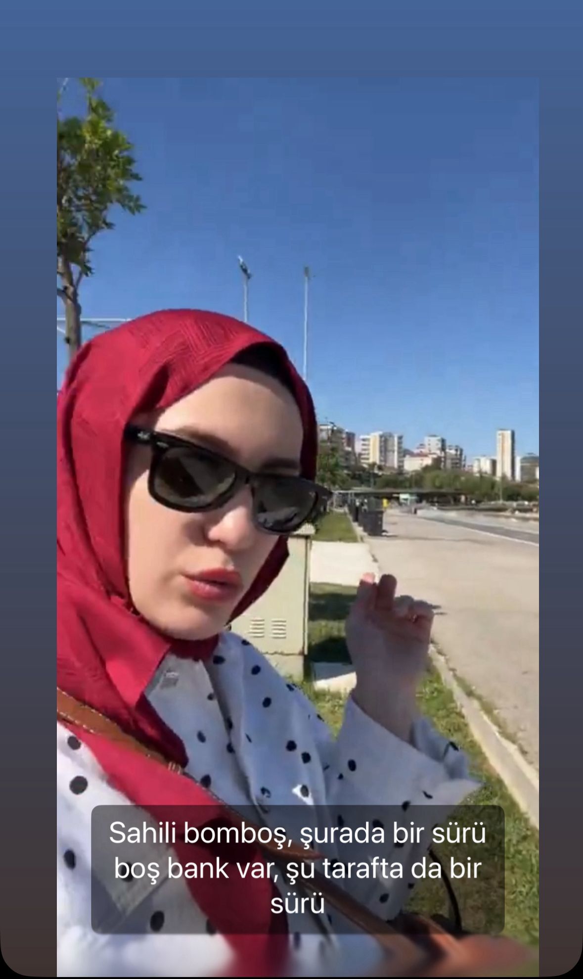 Genç kadın, boş alanda yanına oturan erkeklere tepki gösterdi!