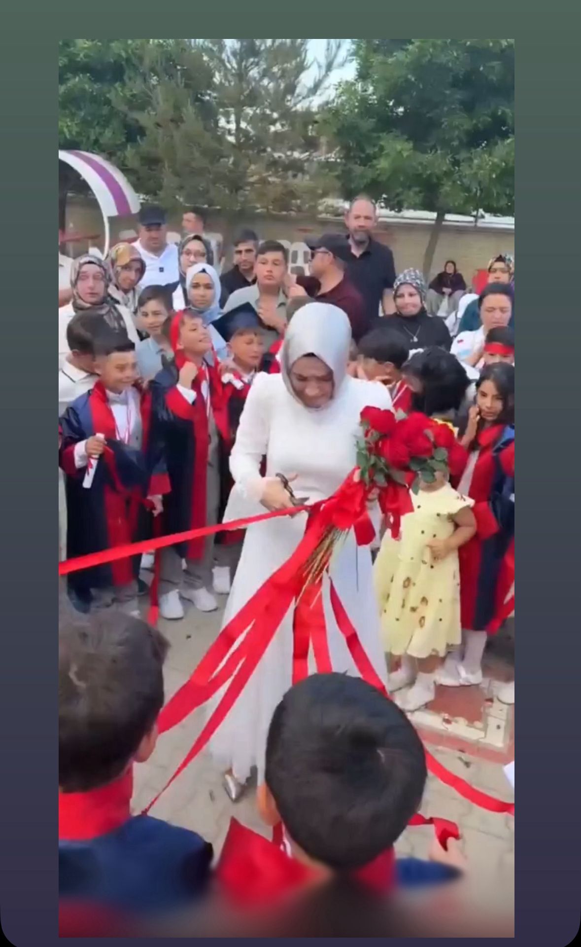 Sınıf öğretmeninin kurdeleli veda anları sosyal medyada gündem oldu