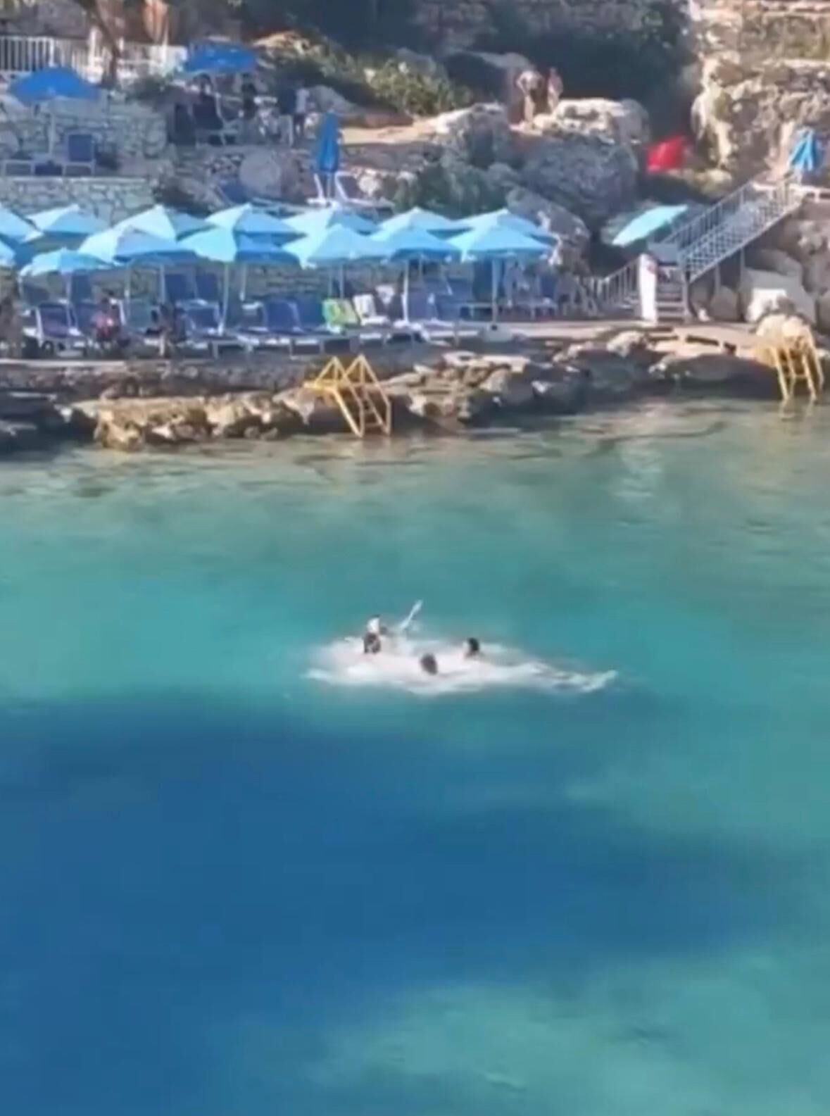 Mersin’de üç şahıs, tartıştıkları bir kişiyi denizin ortasında darbetti