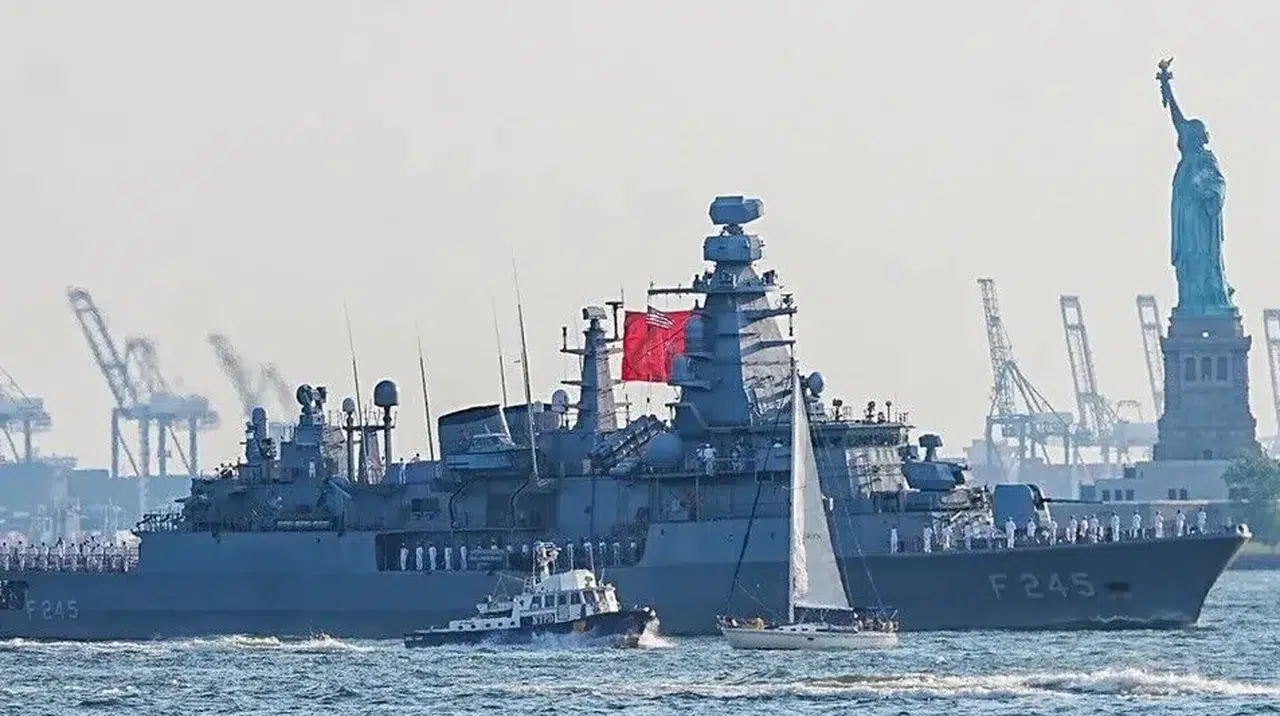 A1 A O 6083 Turk Donanmasi New York Limaninda Tcg Orucreis Tarihi Toren Icin Demirledi.jpg