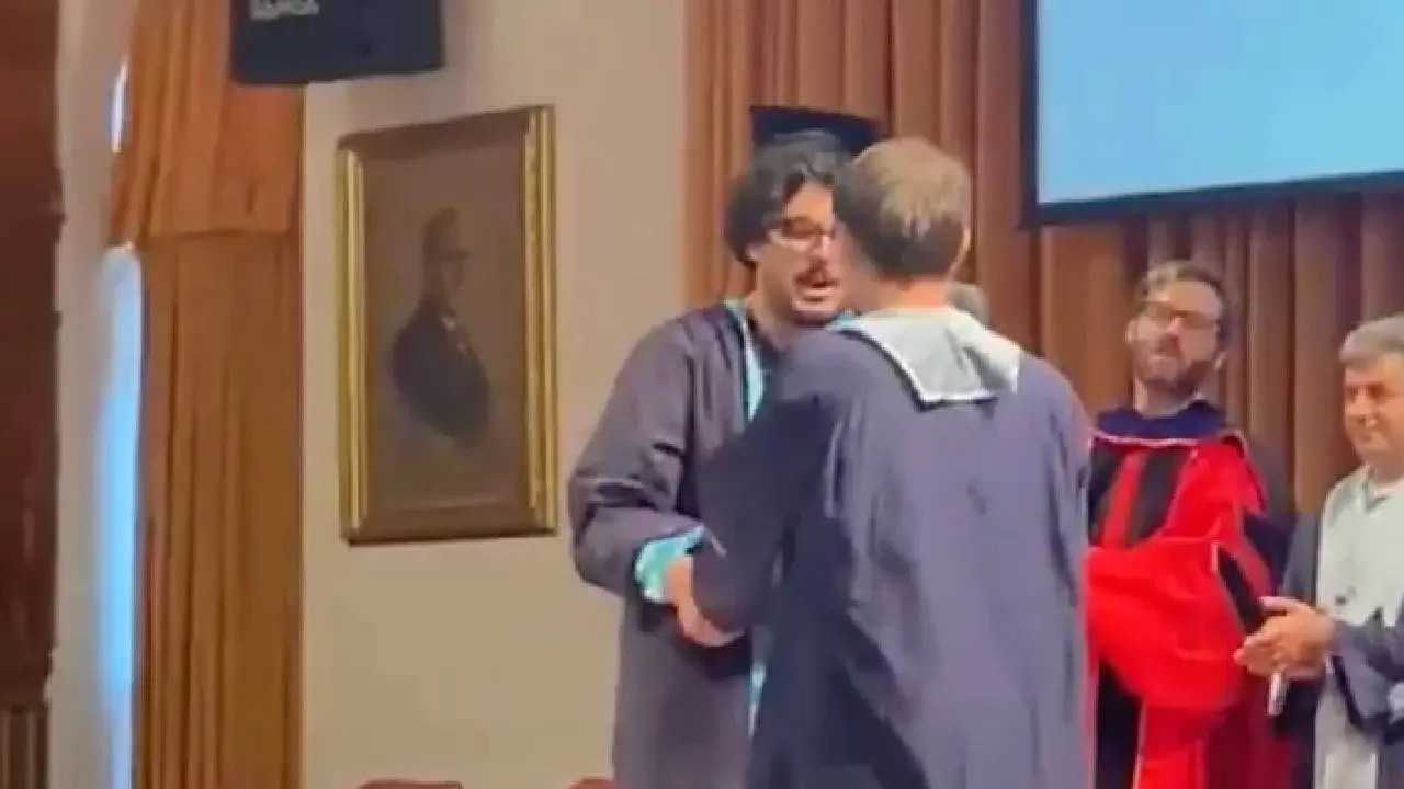 Bogazicili Ogrenciye Diplomasini Vermemek Icin Direten Parasut Akademisyen Den Aciklama Felsefe Bolumunu Temsil Ediyorum