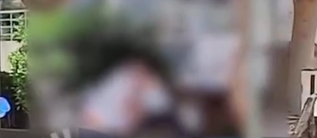 Antalya'da çocuk parkında tepki çeken görüntüler! Yaşlı iki erkeğin davranışı tartışma yarattı