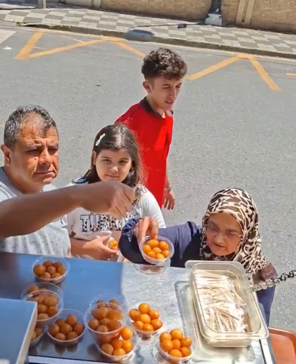 Alaçatı'da hayır lokması dakikalar içinde tükendi! Vatandaşlar 3'er 4'er tane birden aldı