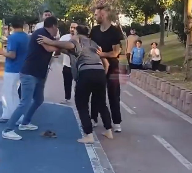 "Kızıma nasıl vurursun?" kavgası büyüdü! Parkta iki aile birbirine girdi