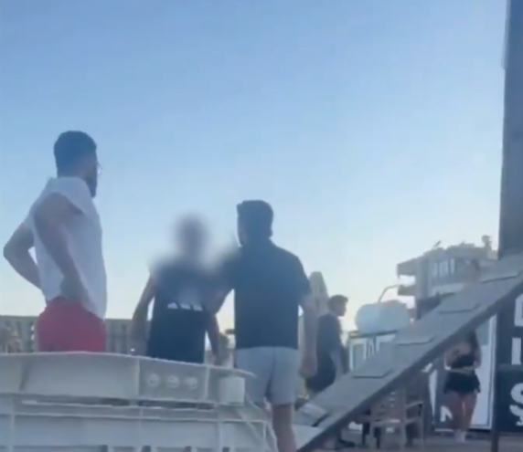 Halka açık plajda şezlong gerilimi! Kum fırlatan 2 şüpheli gözaltına alındı