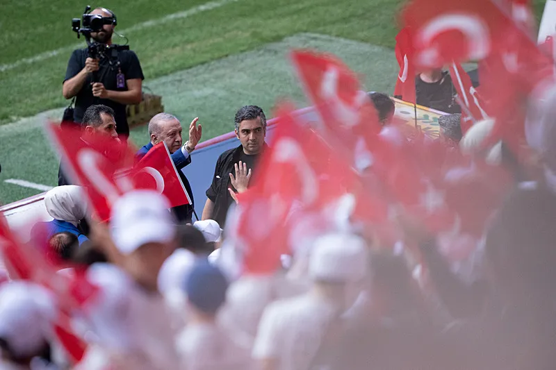 RAMS Park’taki TÜGVA programında Erdoğan salavatlarla karşılandı