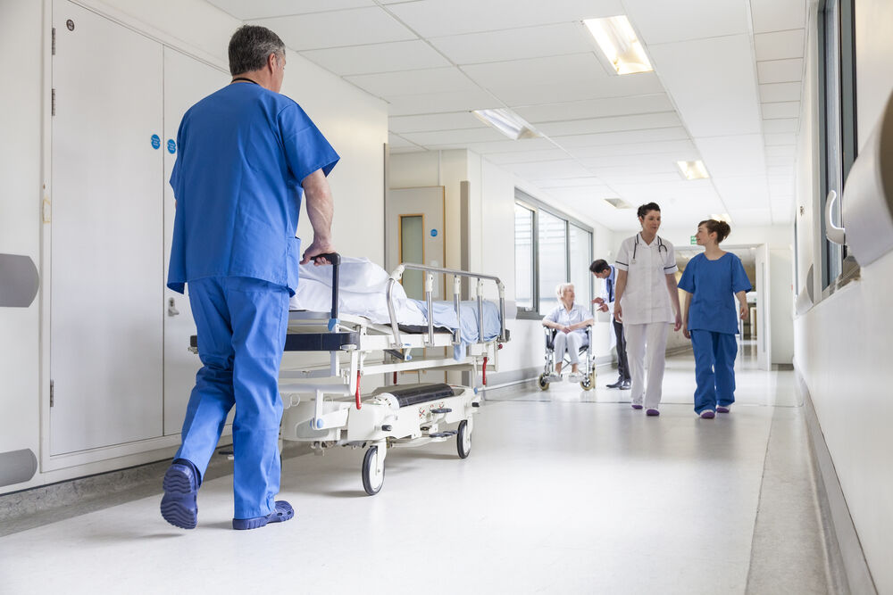 Hastane Koridor Sedye Adam Doktor