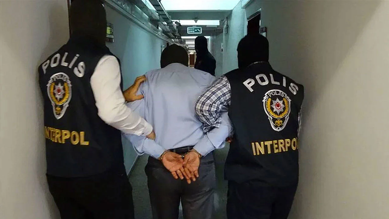 Kirmizi Bultenle Aranan 29 Ulusal Seviyede Aranan 25 Suclu Turkiye Ye Getirildi
