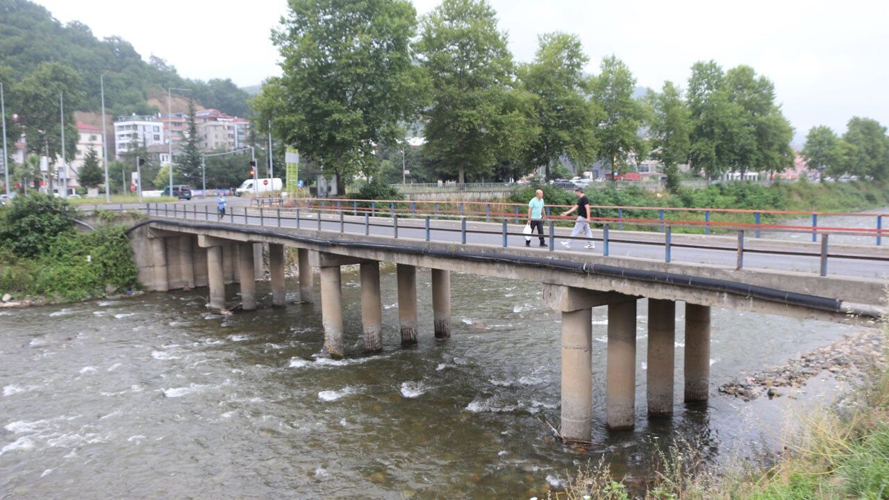 Trabzon'daki bu köprü vatandaşı tedirgin ediyor