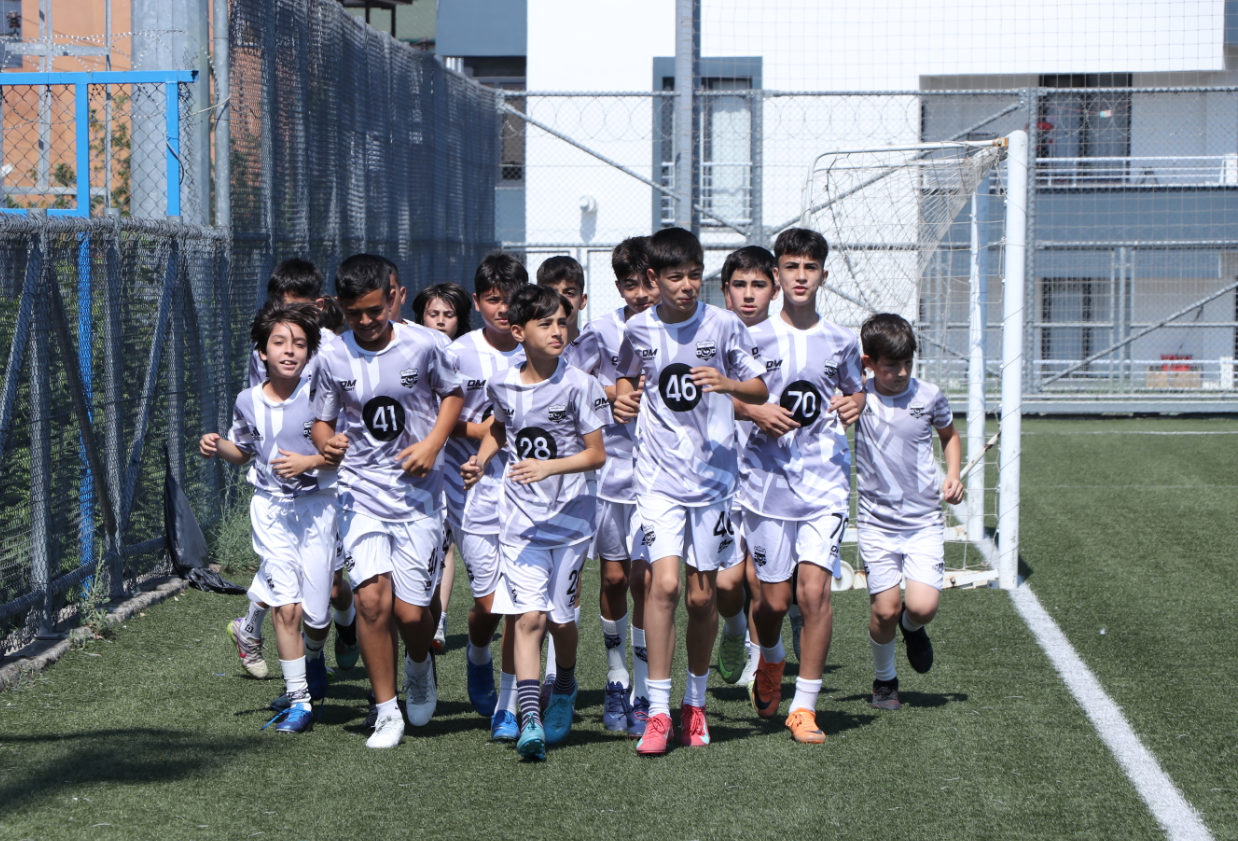 Opera Anlık Görüntü 2026 07 04 143122 Aa 20260704 41871097 41871091 Sahada Rakip Olan Baskan Cift Genc Futbolcular Icin Birlikte Calisiyor.jpg