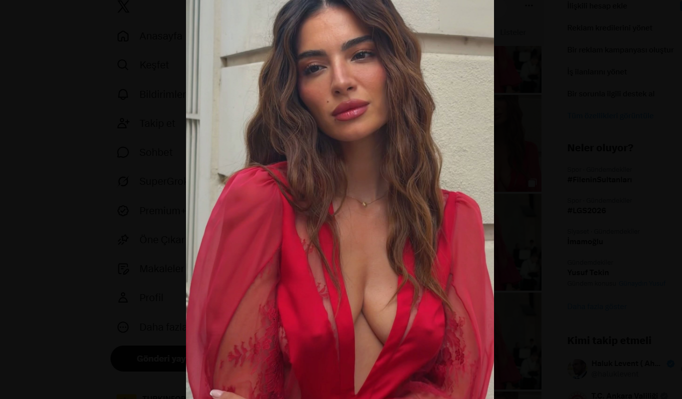 Oyuncu Melisa Aslı Pamuk, Paris’te Fırtına Estirdi! Cesur Elbisesi Olay Oldu (4)