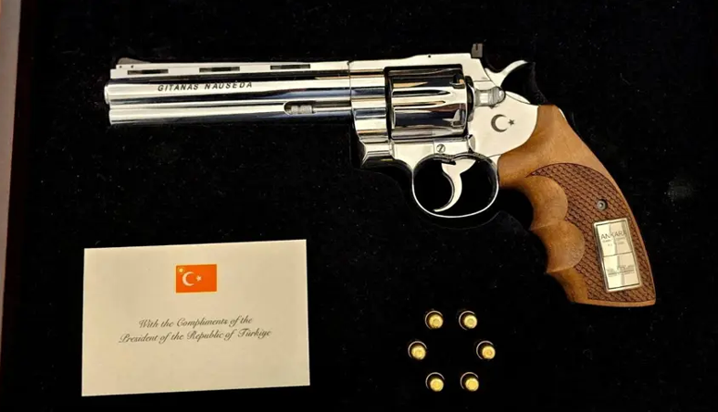 Revolver1