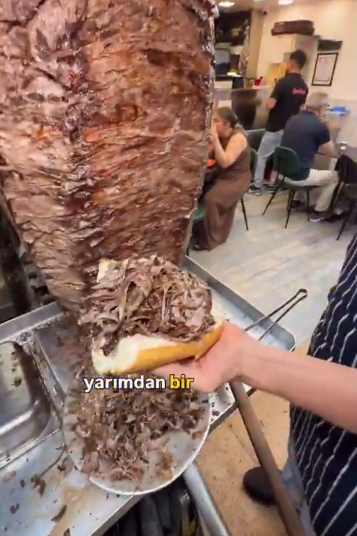 Kapalıçarşı’daki ekmek arası dönerin fiyatı sosyal medyada gündem oldu!