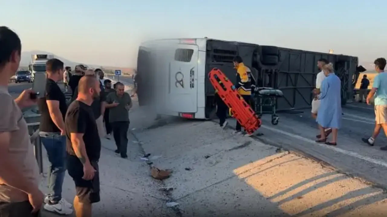 Yolcu Otobusu Bariyerlere Carpip Devrildi Cok Sayida Yarali Var 1784694127 7673