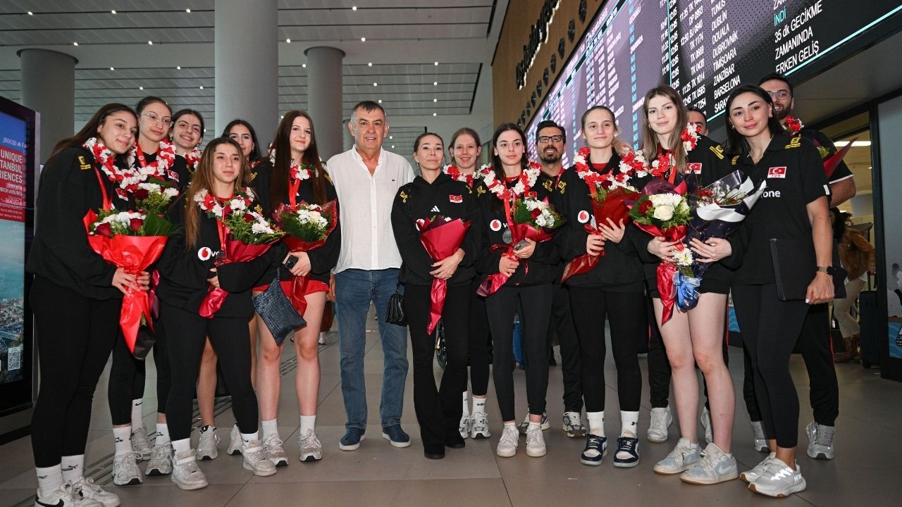 Dünya ikincisi 17 yaş altı kadın milli voleybol takımı İstanbul'da coşkuyla karşılandı