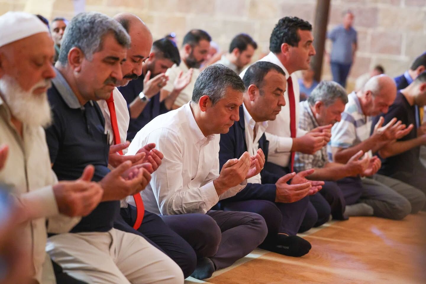 özgür özel namaz