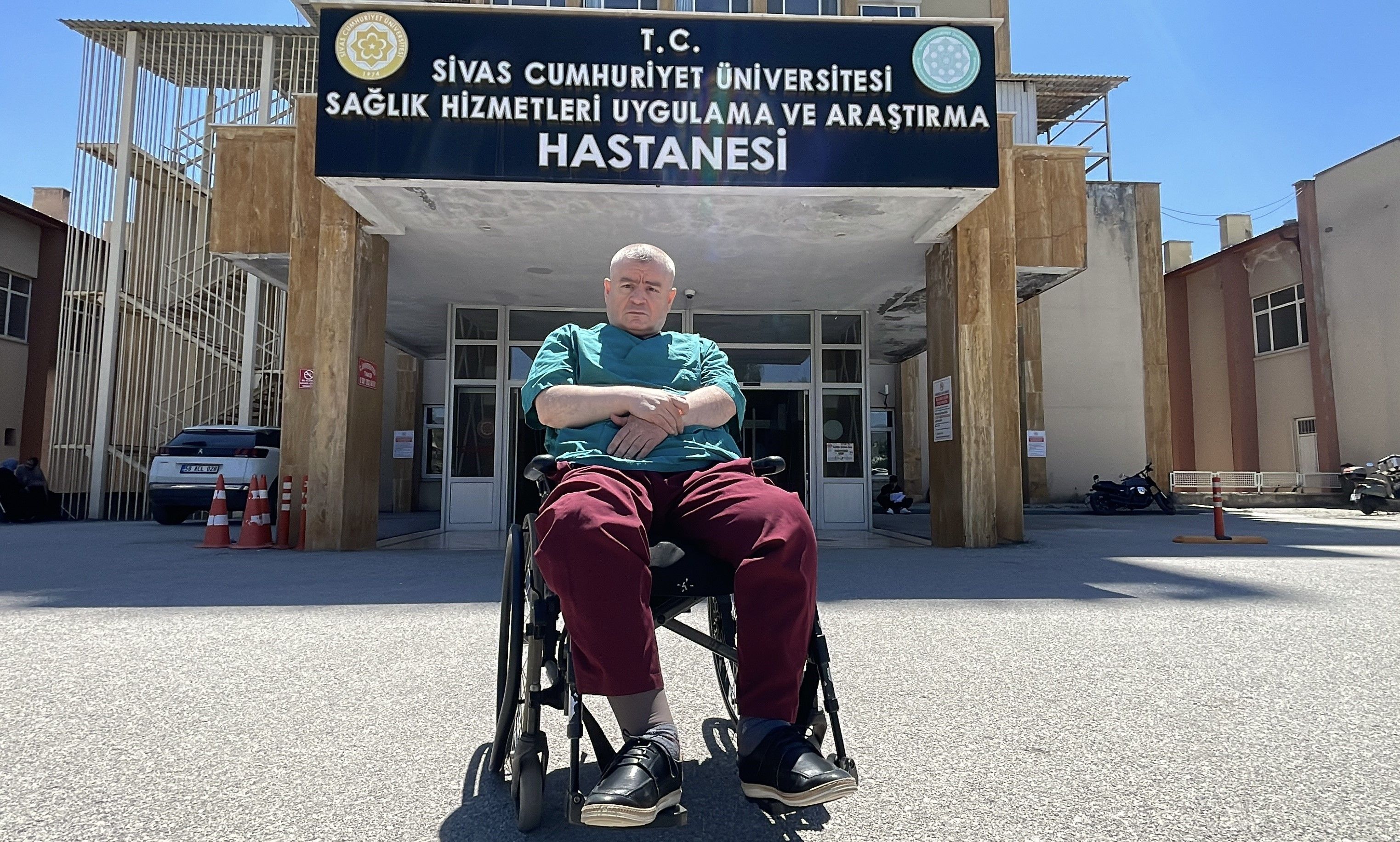 Dünya tıp literatüründe bir ilk! Tekerlekli sandalyeyle 28 yıldır ameliyat yapıyor