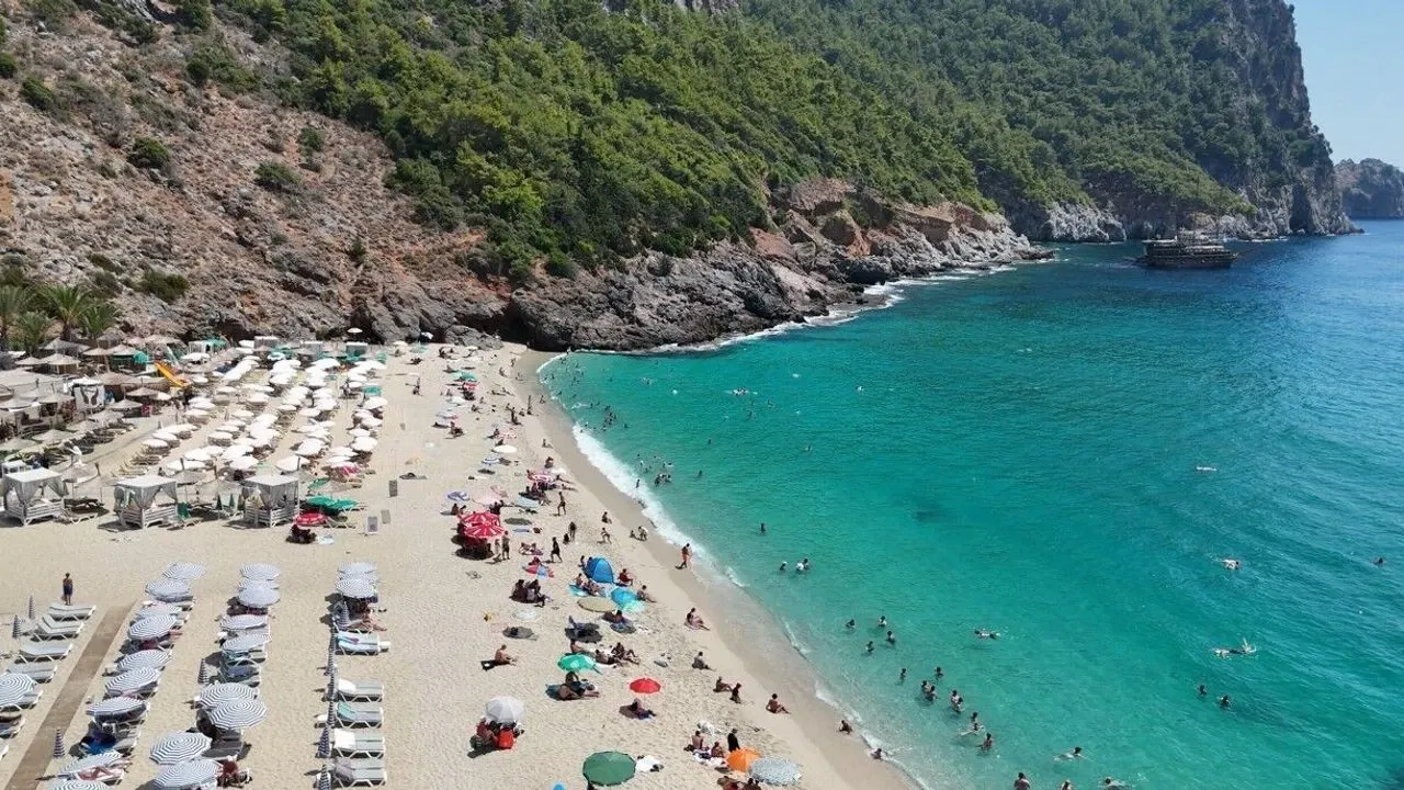 Alanyada Sicak Hava Sebebiyle Yerli Ve Yabanci Turistler Plajlari Doldurdu