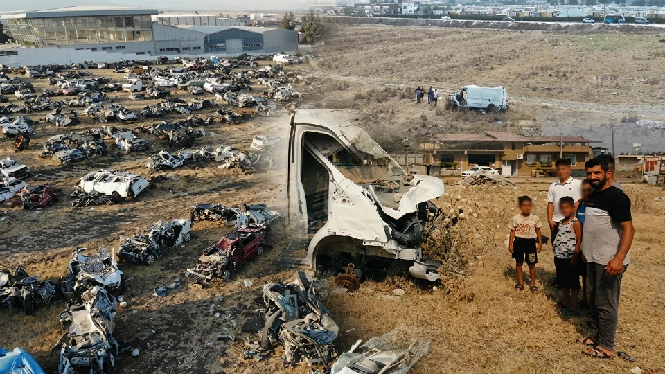 Yüzlerce enkaz, yüzlerce hikaye… Deprem araç mezarlığından geriye bir tek o kaldı