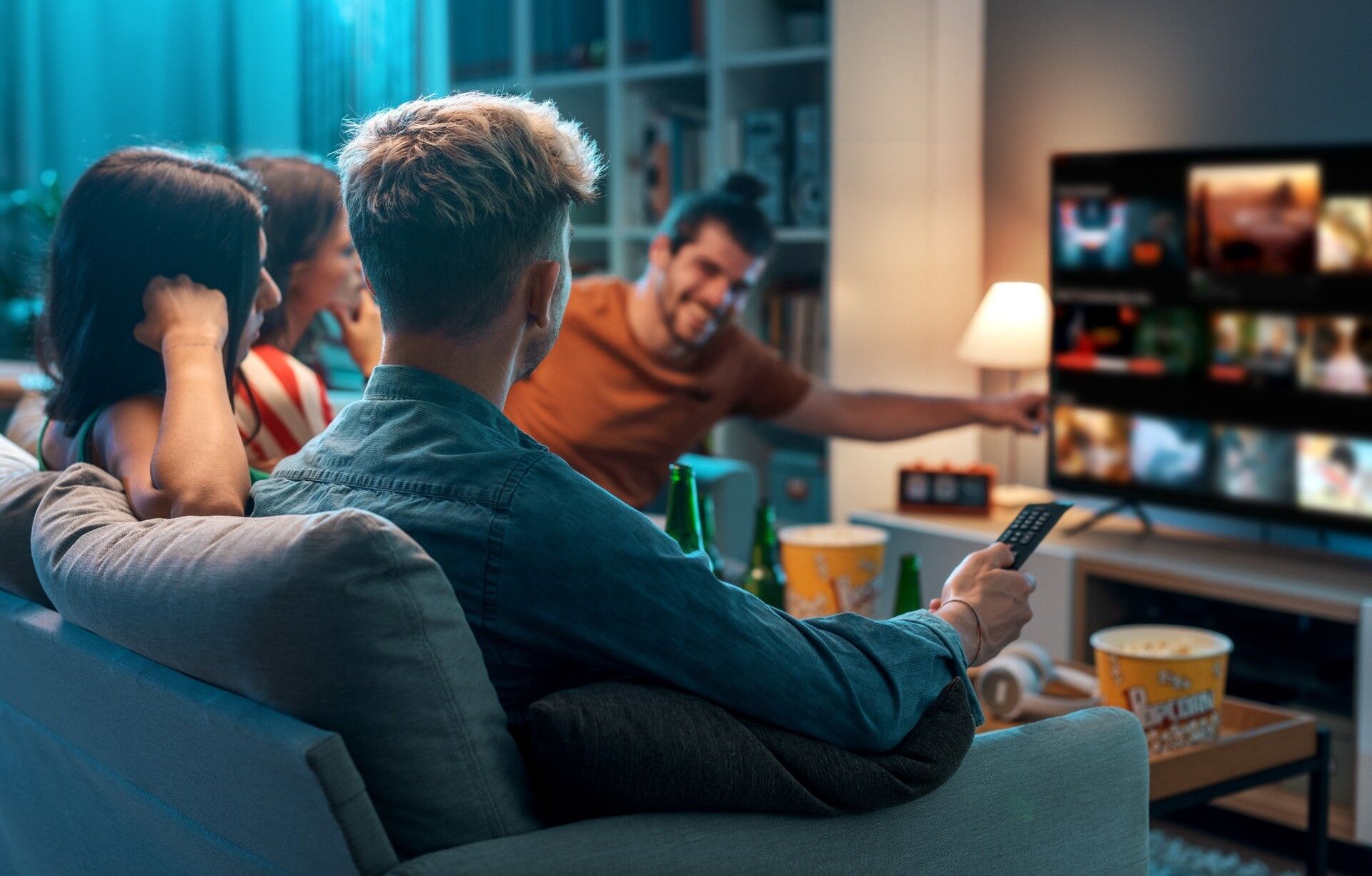 Friends Watching Tv Duzenlenmis