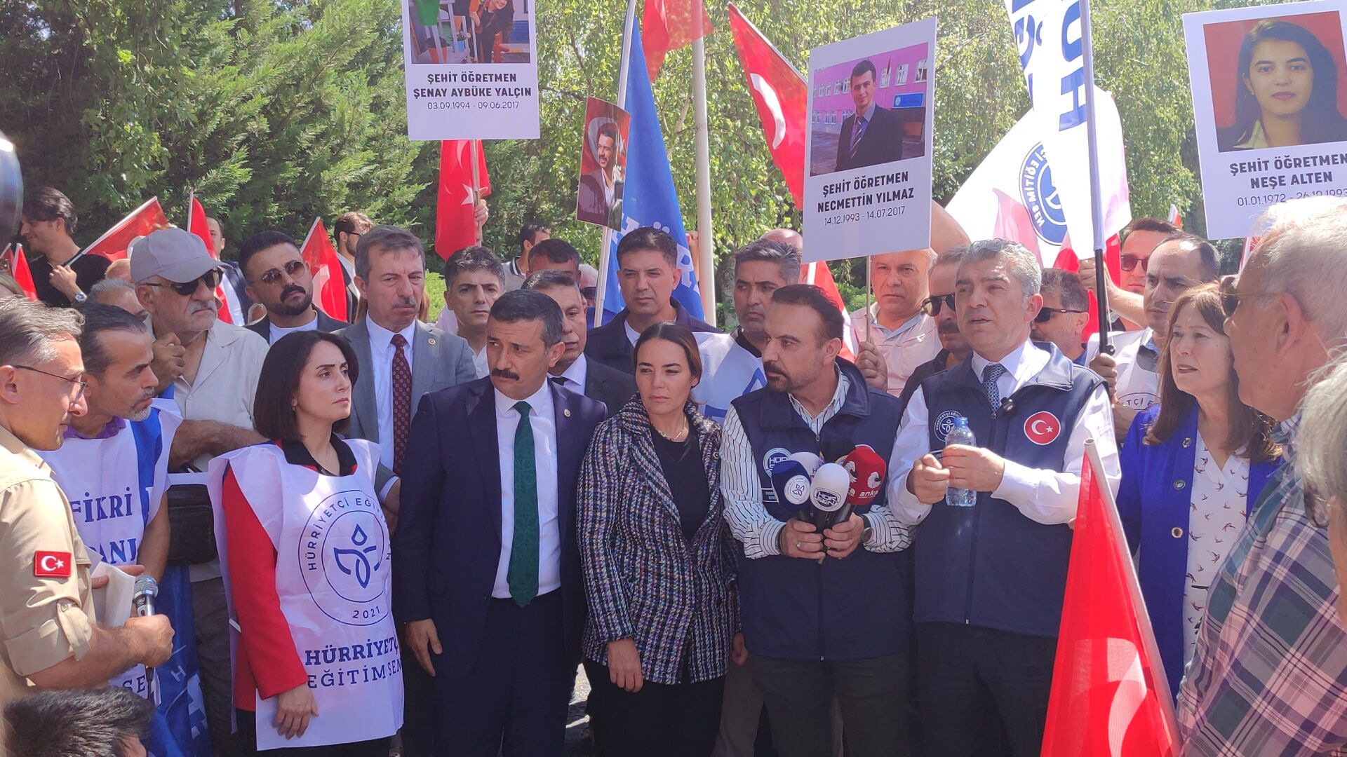 Hürriyetçi Eğitim Sen'den Çerçeve Yasa’ya Meclis Önünde Tepki “Terör Bitsin; Terörist Ödüllendirilmesin!” (1)