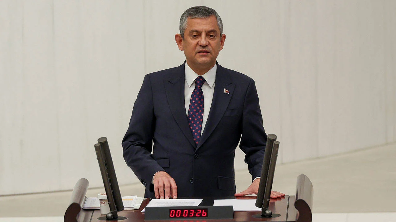 Ozgur Ozel Meclis Te Konustu Bizi Iyi Taniyin Bir Avuc Darbeciye Teslim Olmayiz 1