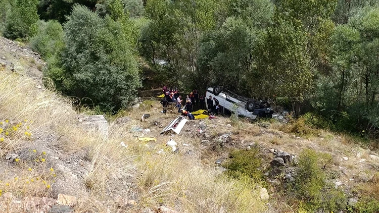 Sivas’ta minibüs uçuruma yuvarlandı: Çok sayıda ölü ve yaralı var!
