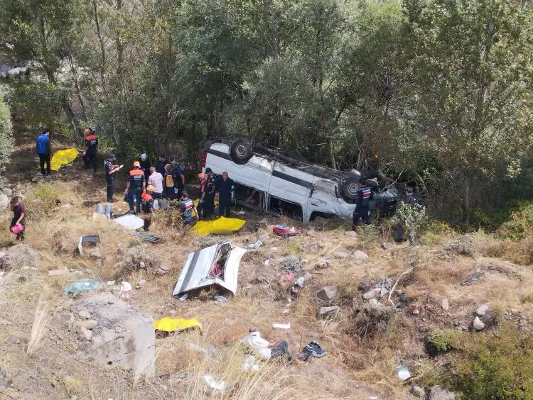Sivas'ta facia: Yolcu minibüsü şarampole uçtu, 4 ölü ve 10 yaralı var