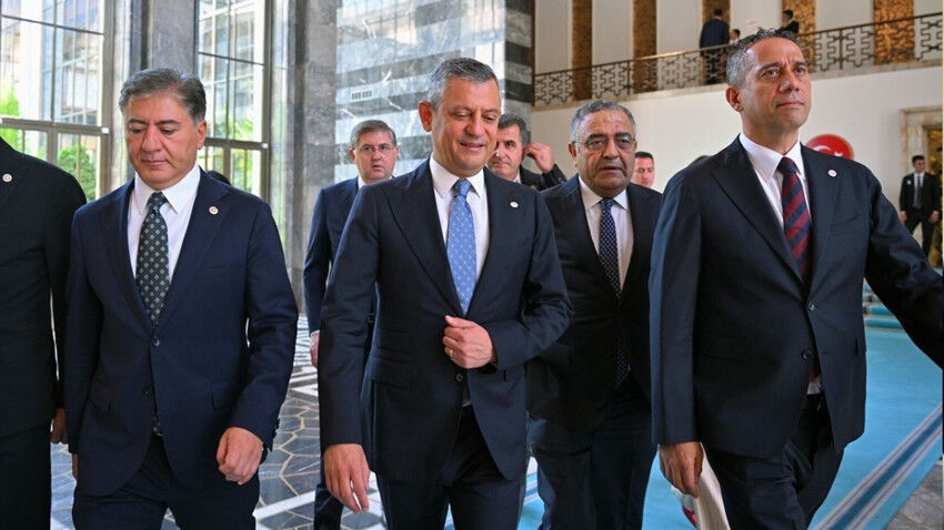 Toplanti Sona Erdi Yeni Parti Grup Yonetimi Belli Oldu Q94D