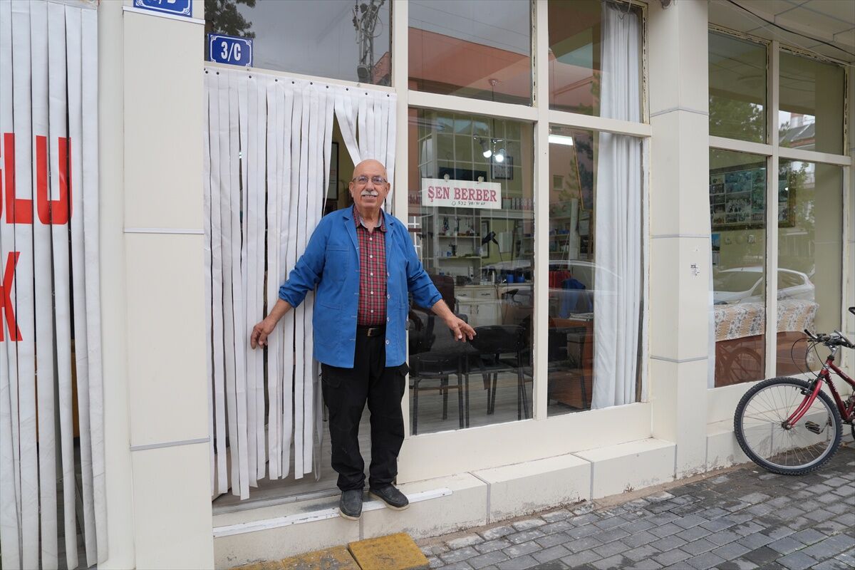 12 yaşında başladı, 72’sinde hâlâ makas sallıyor!