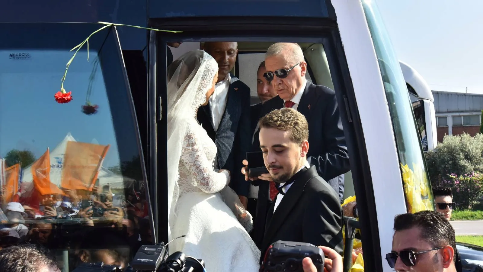 Düğün günü Cumhurbaşkanı Erdoğan’ı karşılamaya gittiler! Gelin ve damada sürpriz