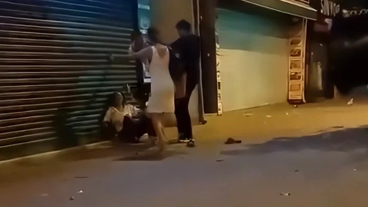 Sokak ortasında kız arkadaşını darbetti! Serbest bırakıldı
