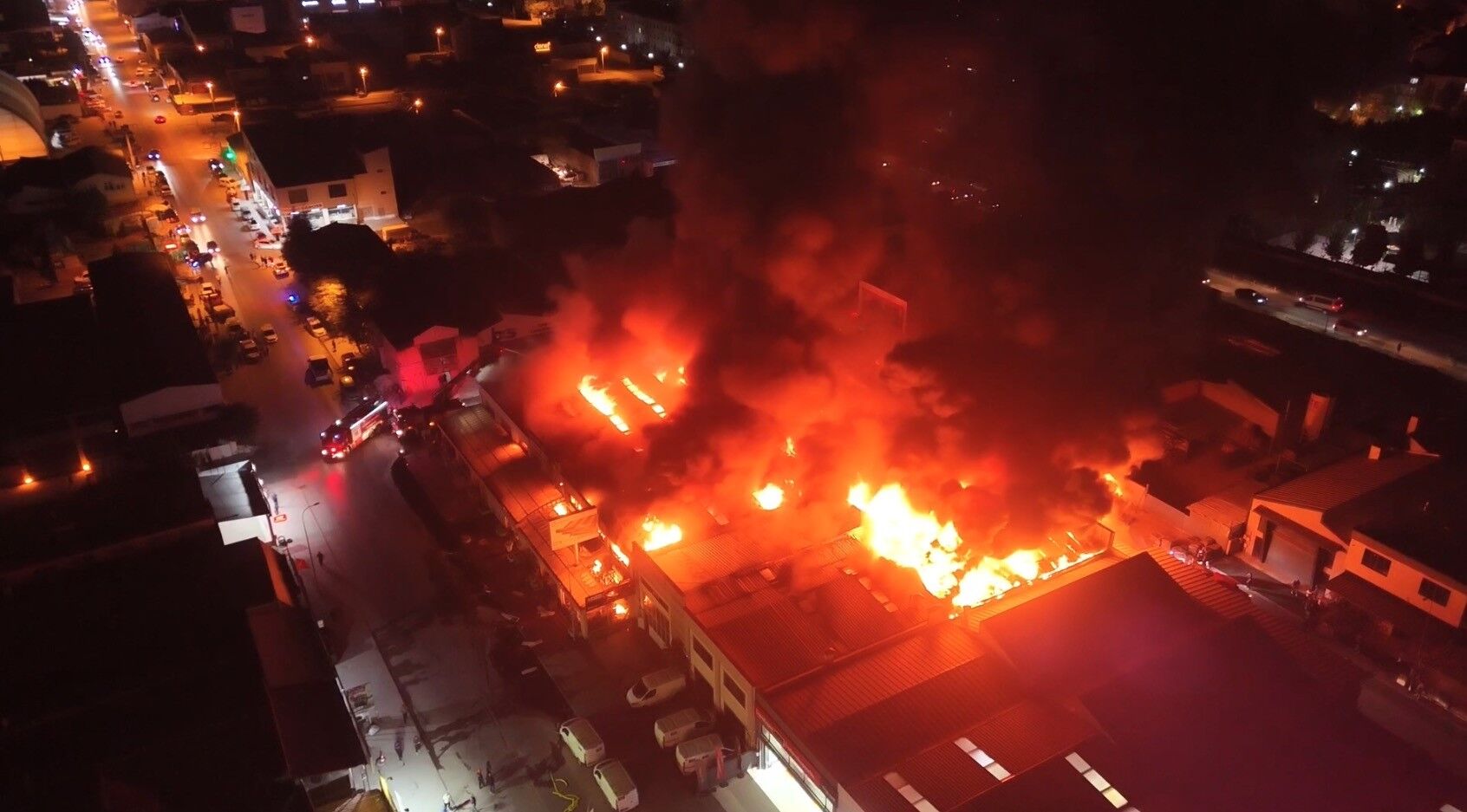 Eskişehir'de sanayi sitesinde büyük yangın: Yapı malzemeleri yanmaya devam ediyor