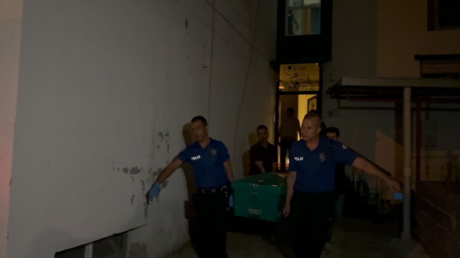 Adana’da aile faciası! Eski eşini ve oğlunu silahla vurup intihar etti
