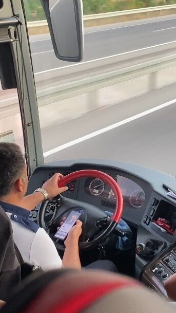 Ankara Antalya Otobüsünde Tepki Çeken Anlar! Seyir Halindeyken Müzik Keyfine Düştü-1