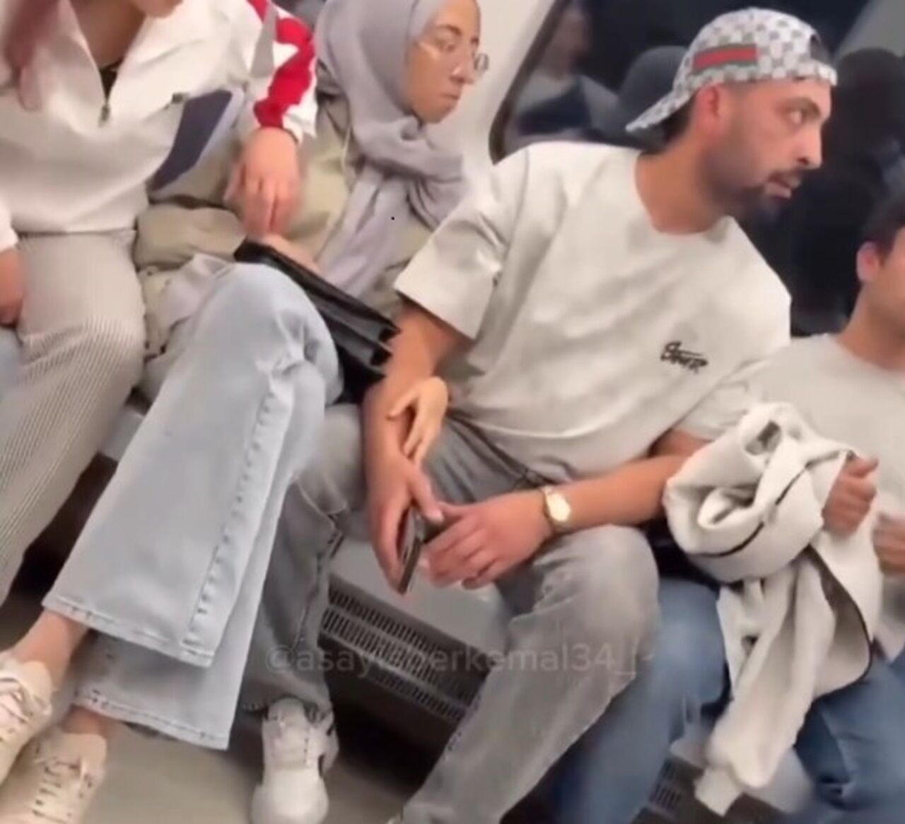 Ankara metrosunda koltuk tartışması kavgaya dönüştü! Küfür edince ortalık karıştı