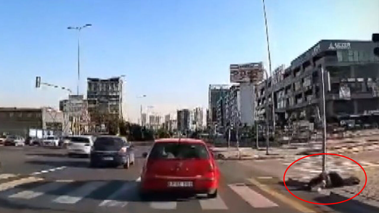 Ankara'da yolun karşısına geçmeye çalışan genç kıza kurye çarptı!