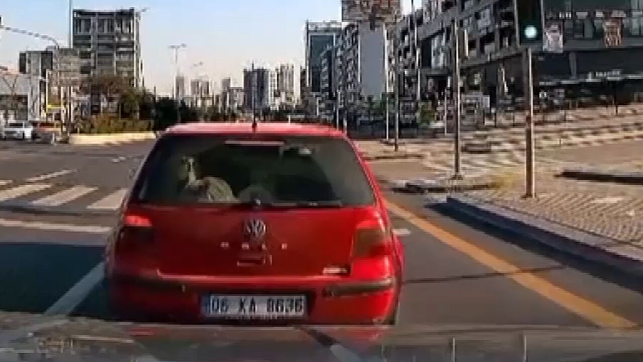 Ankara'da yolun karşısına geçmeye çalışan genç kıza kurye çarptı!