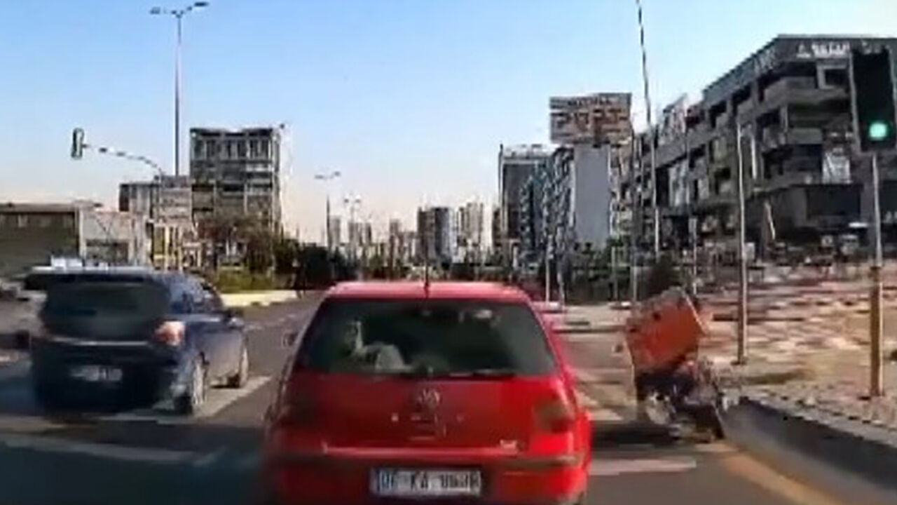 Ankara'da yolun karşısına geçmeye çalışan genç kıza kurye çarptı! 