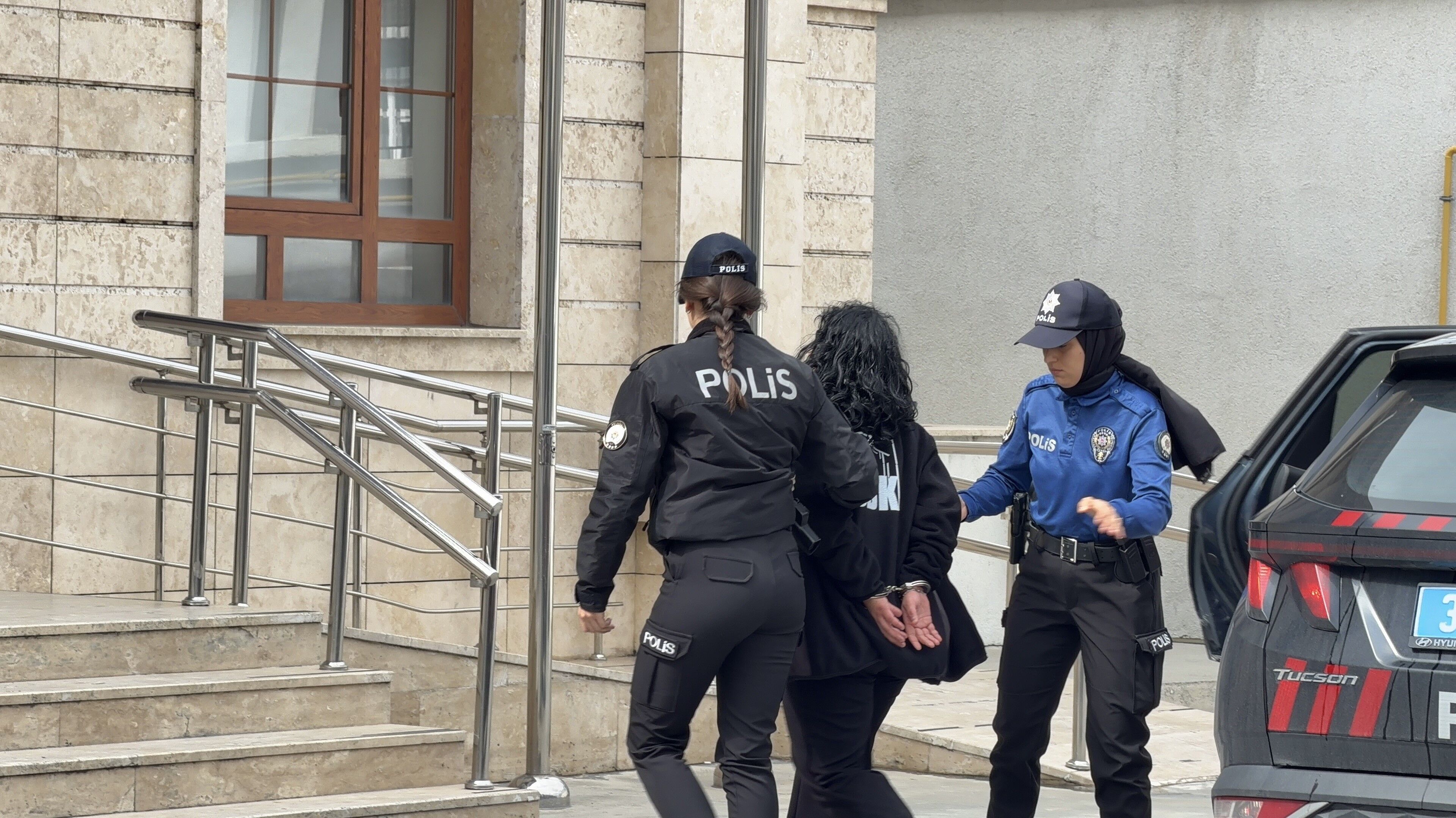 Annesiyle tartıştı, İETT durağını taşladı! O anlar kamerada