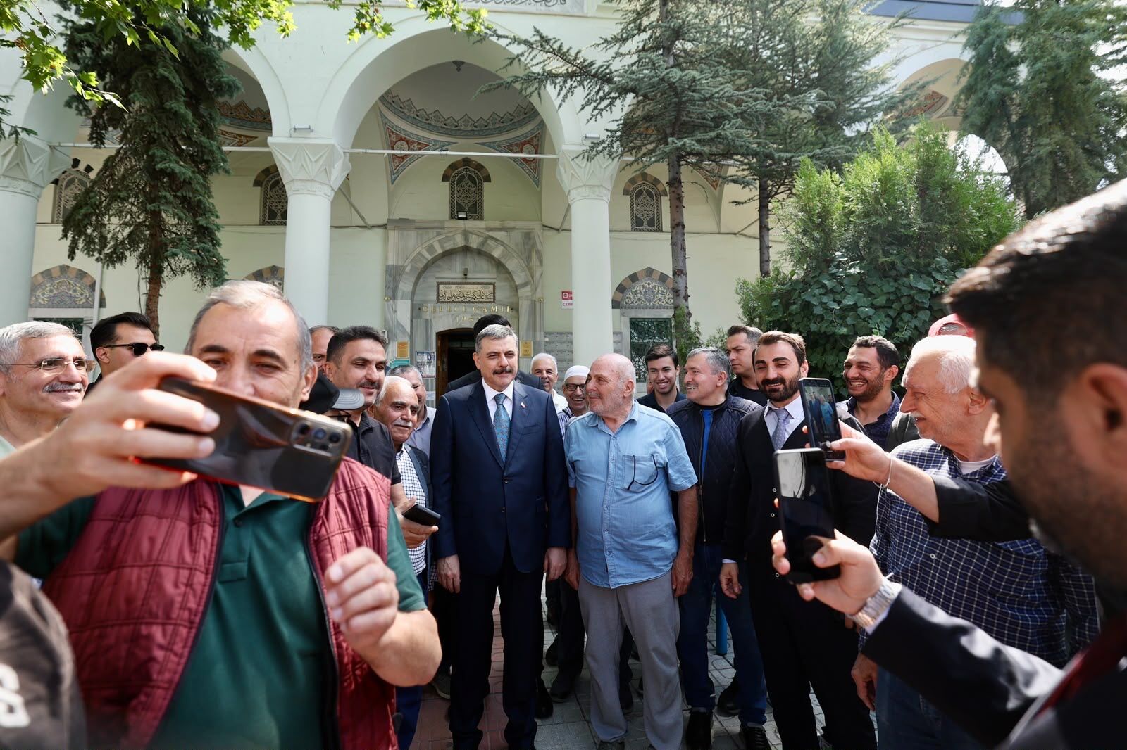 Bakan Çiftçi Yıllar Sonra Öğrencilik Yaptığı Sokaklarda!